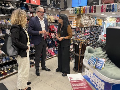 Imatge de la notícia El paer en cap, Fèlix Larrosa, i la regidora Pilar Bosch donen a conèixer la línia de subvencions a comerços