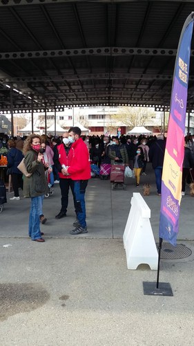 Imatge de la notícia La Paeria i la Creu Roja de Lleida inicien la campanya per a fomentar l’ús correcte de la mascareta als mercats ambulants