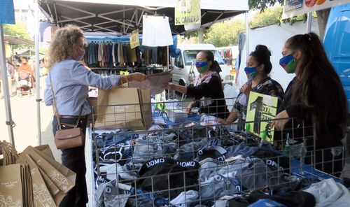 Imatge de la notícia La Regidoria de Consum, Comerç i Mercats desplega la campanya Plàstics Zero als Mercats de Lleida, per eliminar les bosses de plàstics als mercadets